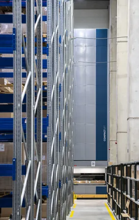 Photograph – Compact Lift in the new warehouse of the Czech manufacturer of waste systems, Plast Brno (3/20)