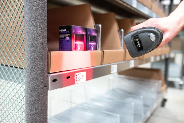 Fotografie – Authentica má automatizovaný robotický sklad (35/37)
