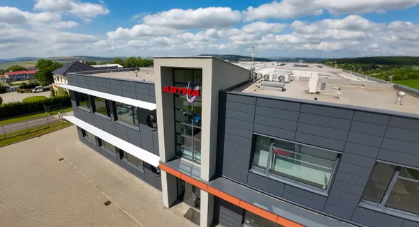 Fotografie – Potřebujete uskladnit Bugatti Chiron nebo Hondu Repsol?  (22/23)