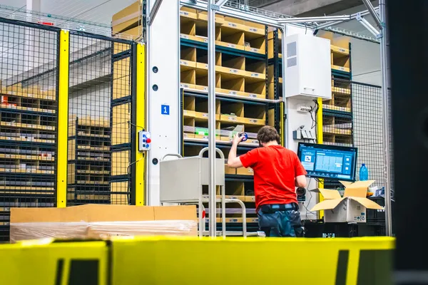 Photo – Shelf-to-Person robotic warehouse for a leading distributor of electrical installation materials (2/21)