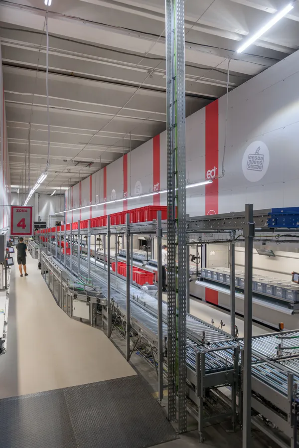 Fotografie – New automated warehouse with picking system for eD System company (4/9)