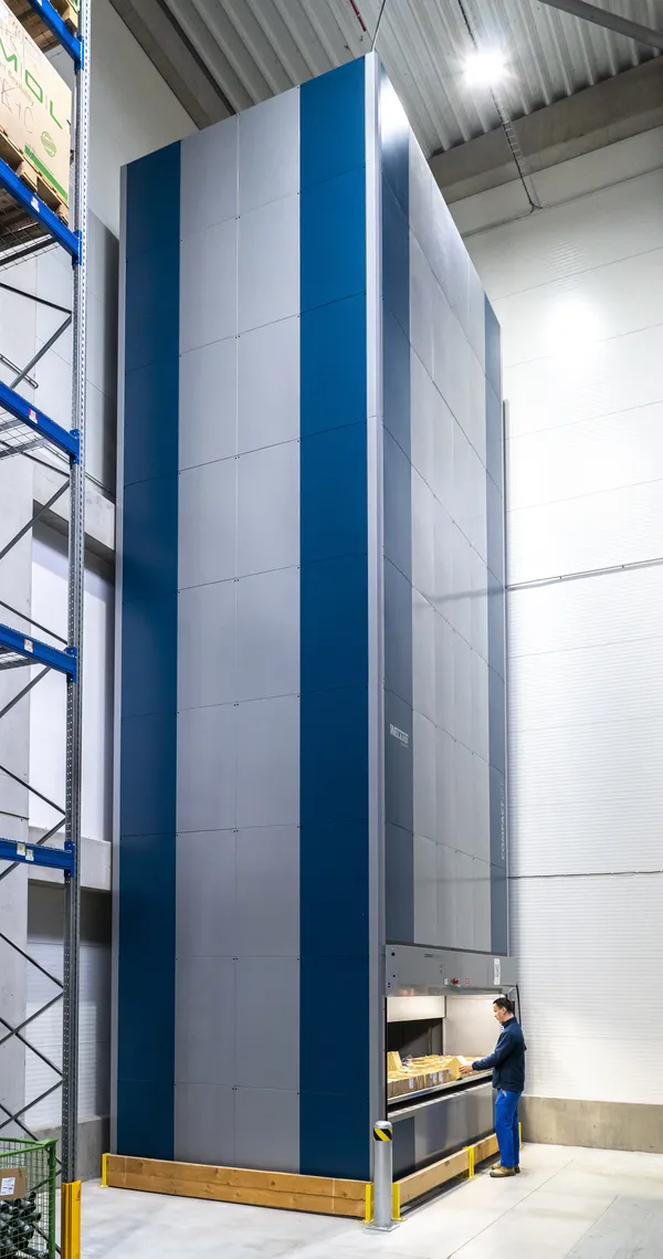 Fotografie – Compact Lift in the new warehouse of the Czech manufacturer of waste systems, Plast Brno (14/20)